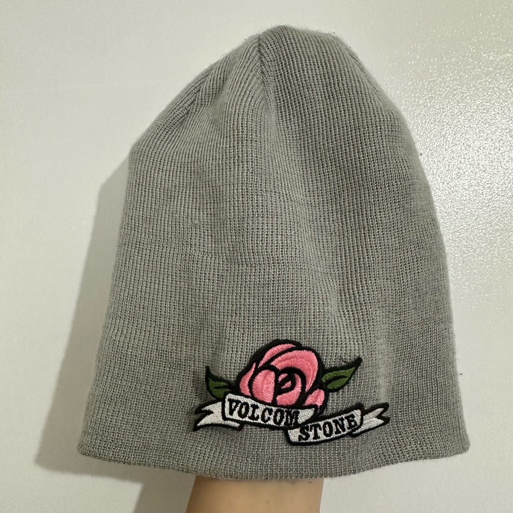 VOLCOM Vintage 90’s Gray 8” Acrylic Beanie with Rose and Banner Patch Design EUC